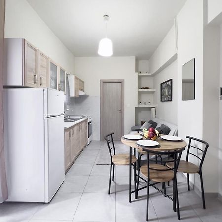 Cozy Cityscape Apartment In Атина Екстериор снимка