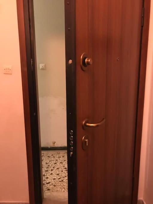 Cozy Cityscape Apartment In Атина Екстериор снимка
