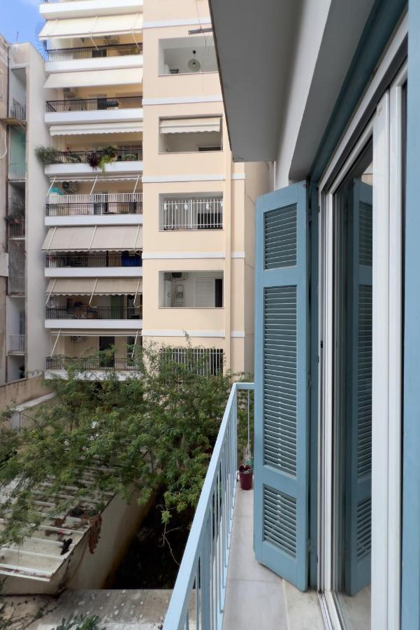 Cozy Cityscape Apartment In Атина Екстериор снимка