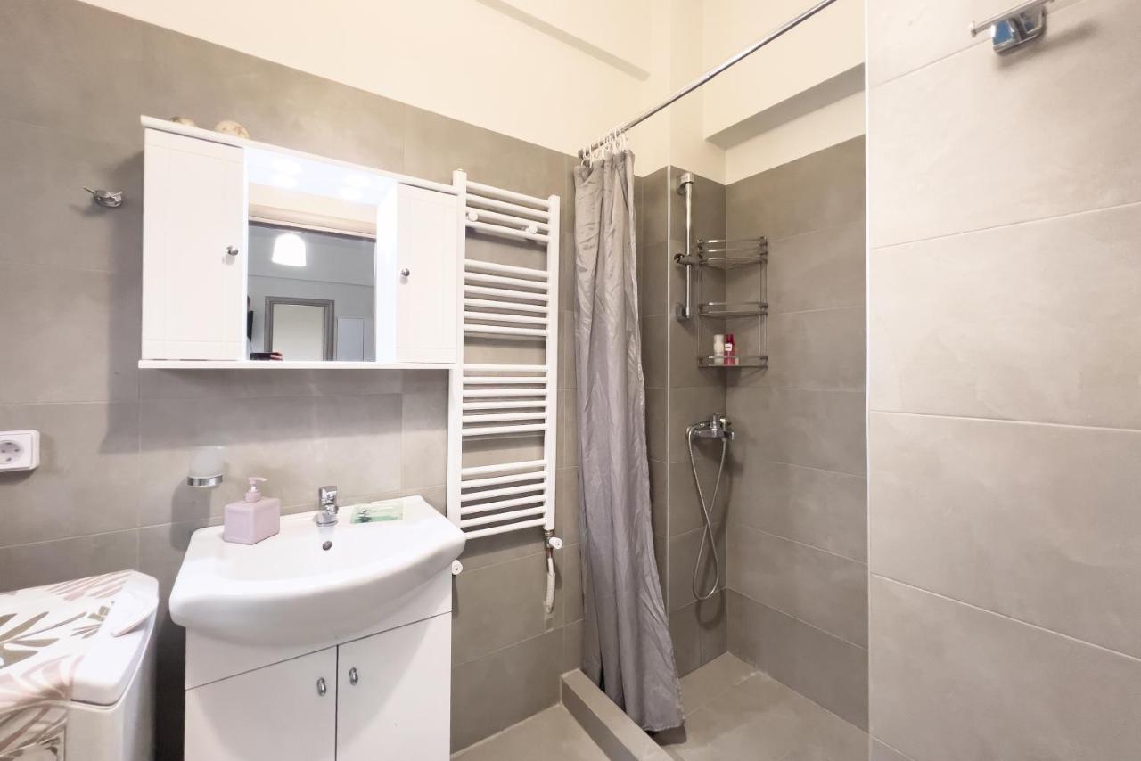 Cozy Cityscape Apartment In Атина Екстериор снимка