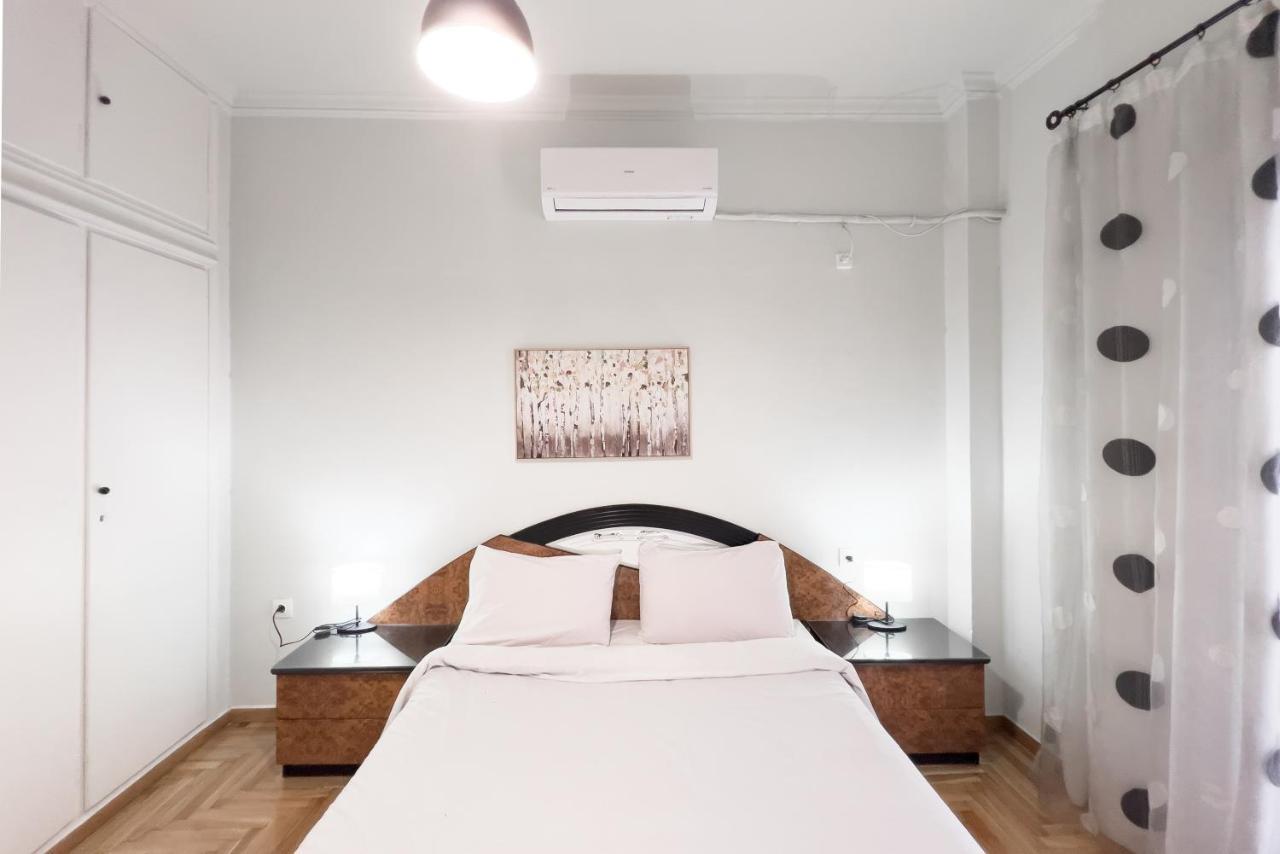 Cozy Cityscape Apartment In Атина Екстериор снимка