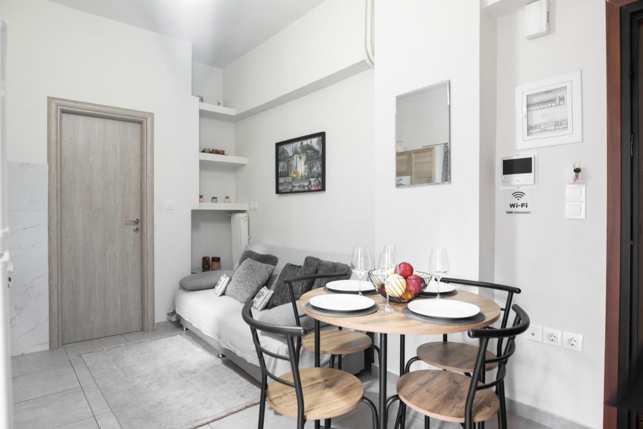 Cozy Cityscape Apartment In Атина Екстериор снимка