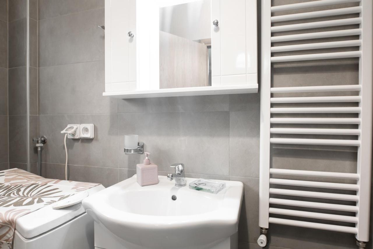 Cozy Cityscape Apartment In Атина Екстериор снимка