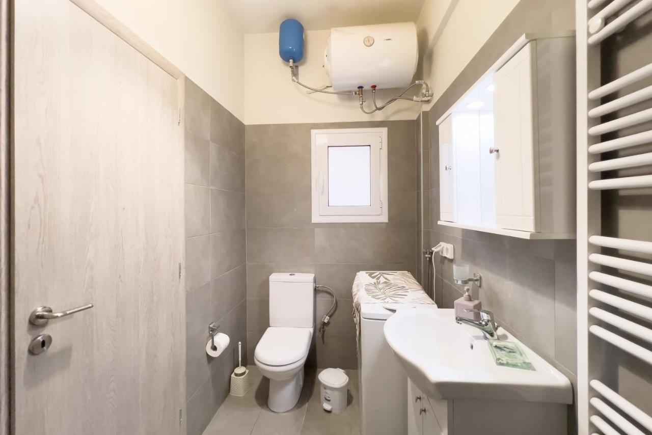 Cozy Cityscape Apartment In Атина Екстериор снимка