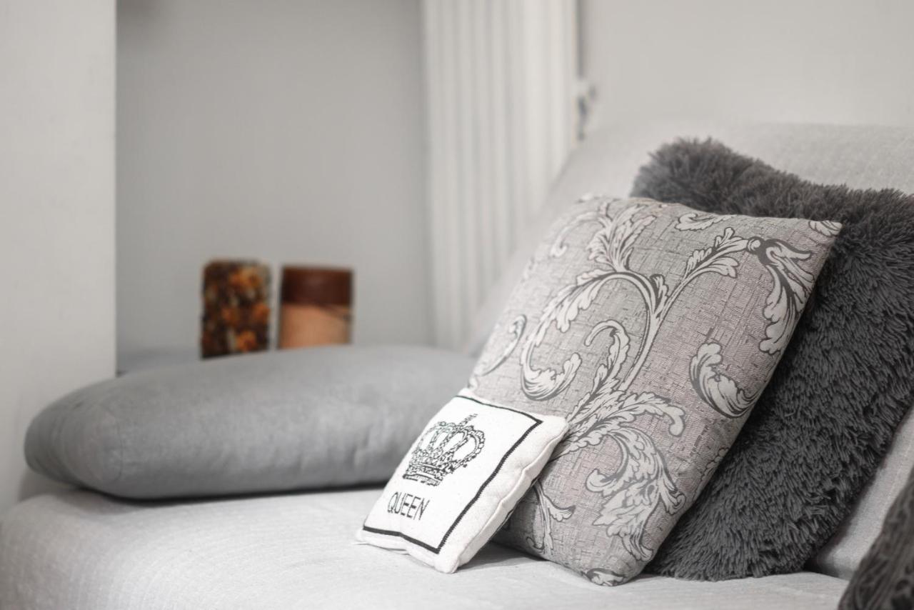 Cozy Cityscape Apartment In Атина Екстериор снимка