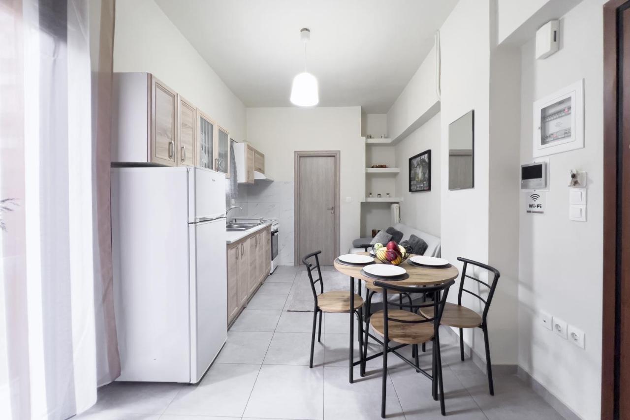 Cozy Cityscape Apartment In Атина Екстериор снимка