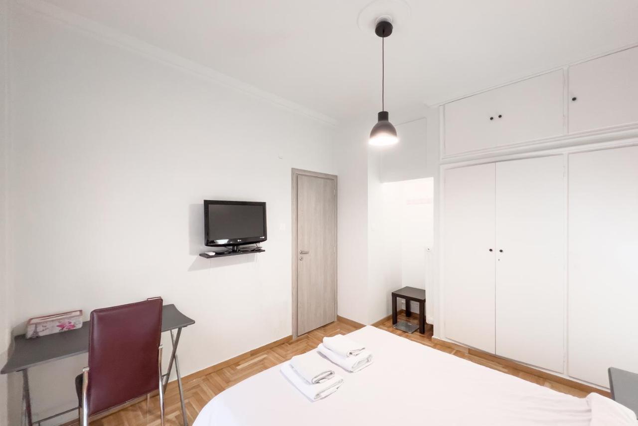 Cozy Cityscape Apartment In Атина Екстериор снимка