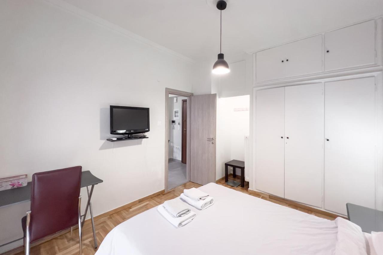 Cozy Cityscape Apartment In Атина Екстериор снимка
