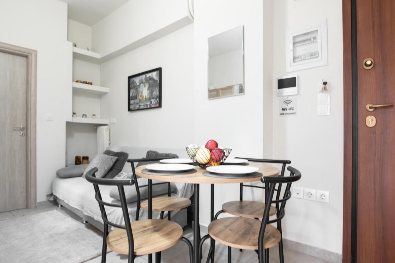 Cozy Cityscape Apartment In Атина Екстериор снимка
