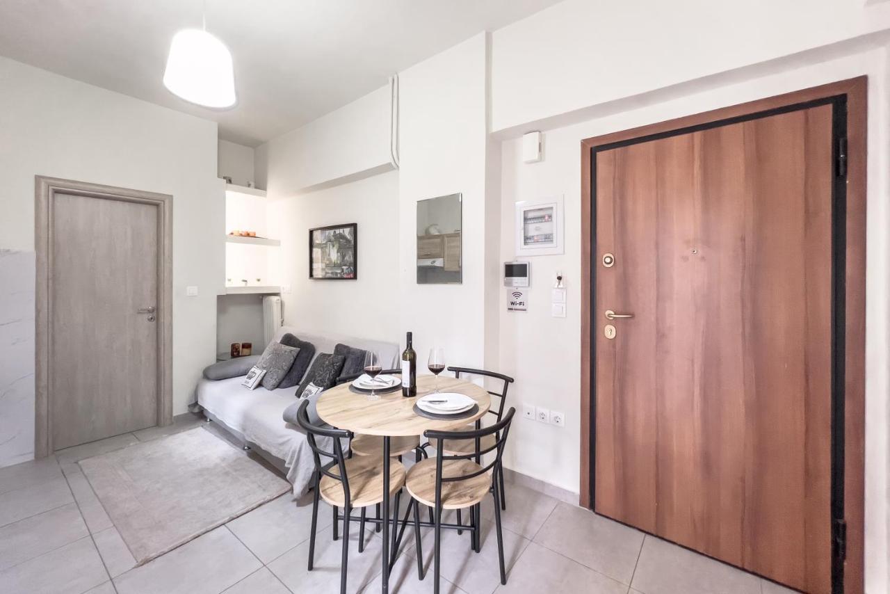 Cozy Cityscape Apartment In Атина Екстериор снимка
